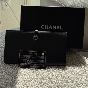 Authentic CHANEL Classic Black Leather Wallet-includes hologram
like new!!